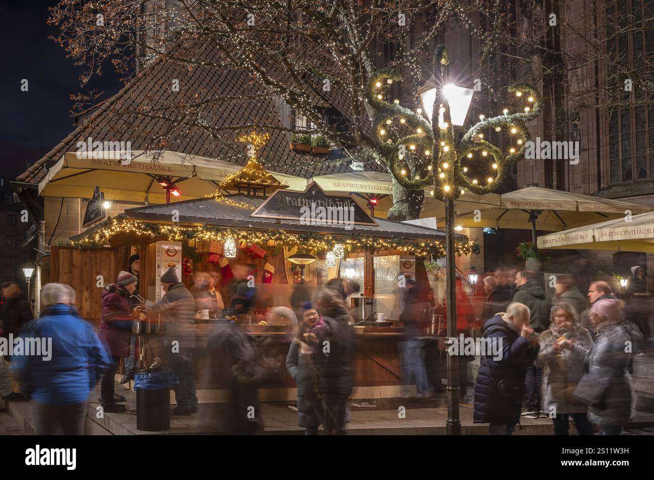 Illuminazione natalizia presso Bratwursthaeusle vicino a St Sebald, Norimberga, Franconia media, Baviera, Germania, Europa Foto Stock