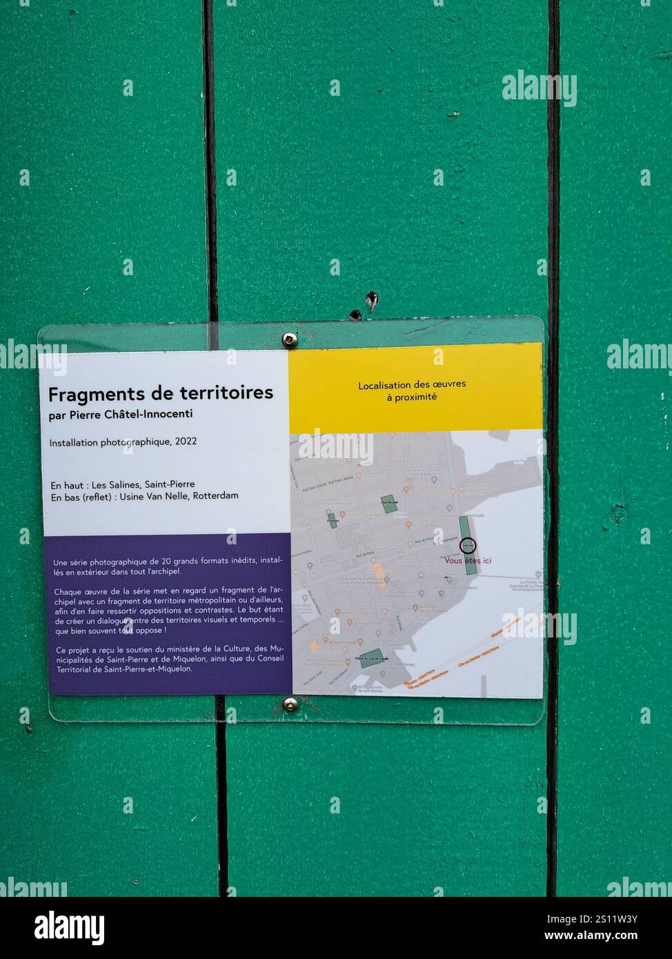 Cartello segnaletico per il lungomare di Pierre Châtel-innocenti a St. Pierre, Francia Foto Stock