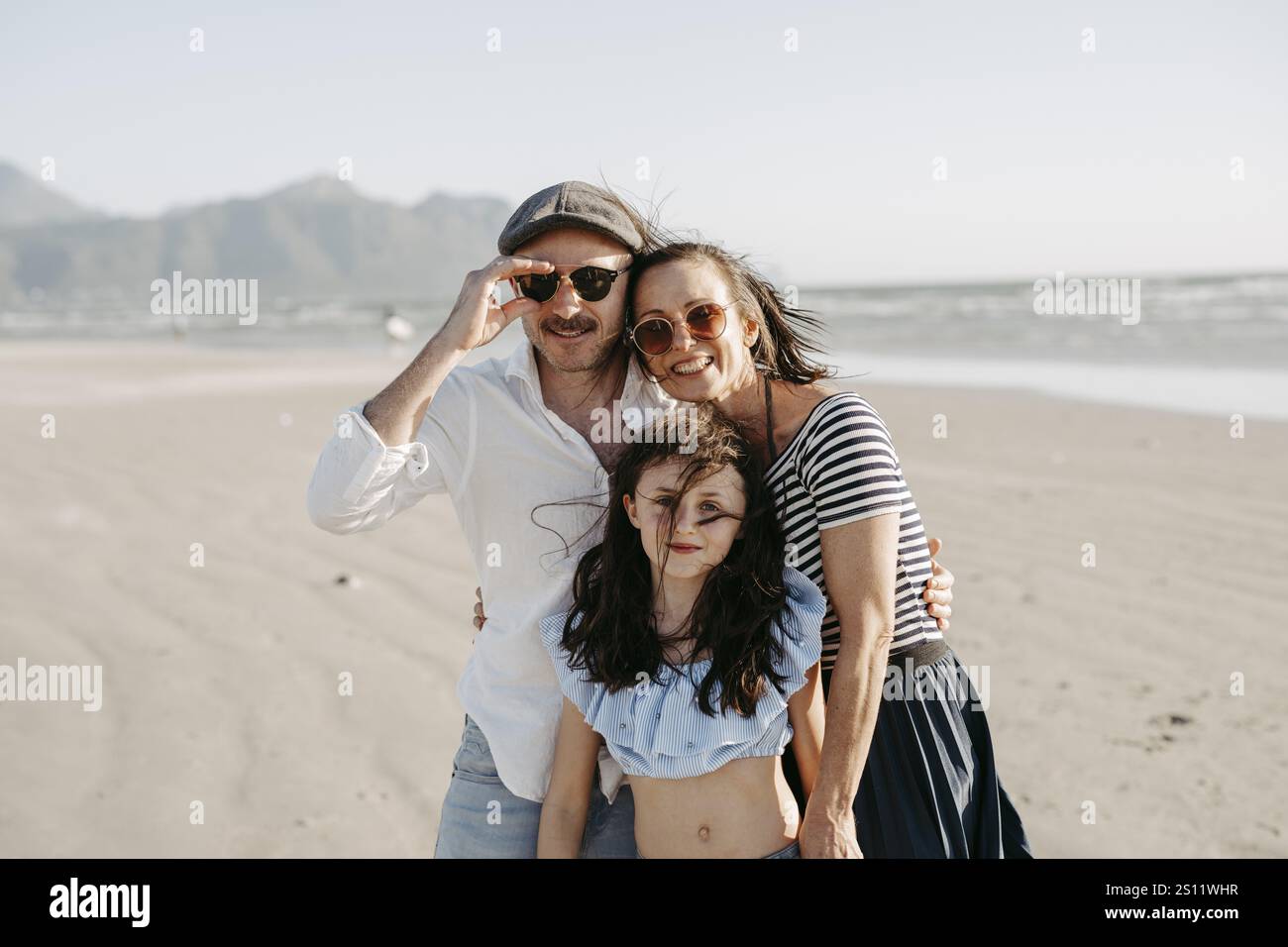 Famiglia sulla spiaggia sabbiosa di Sommerset West, città del Capo, Sud Africa, Africa Foto Stock