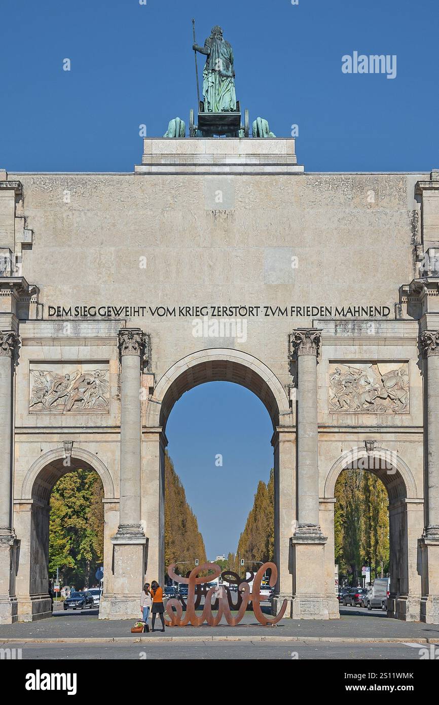 Siegestor lato sud con opere d'arte Love-Hate ambigram in acciaio di mia Florentine Weiss, Monaco di Baviera, alta Baviera, Baviera, Germania, Europa Foto Stock