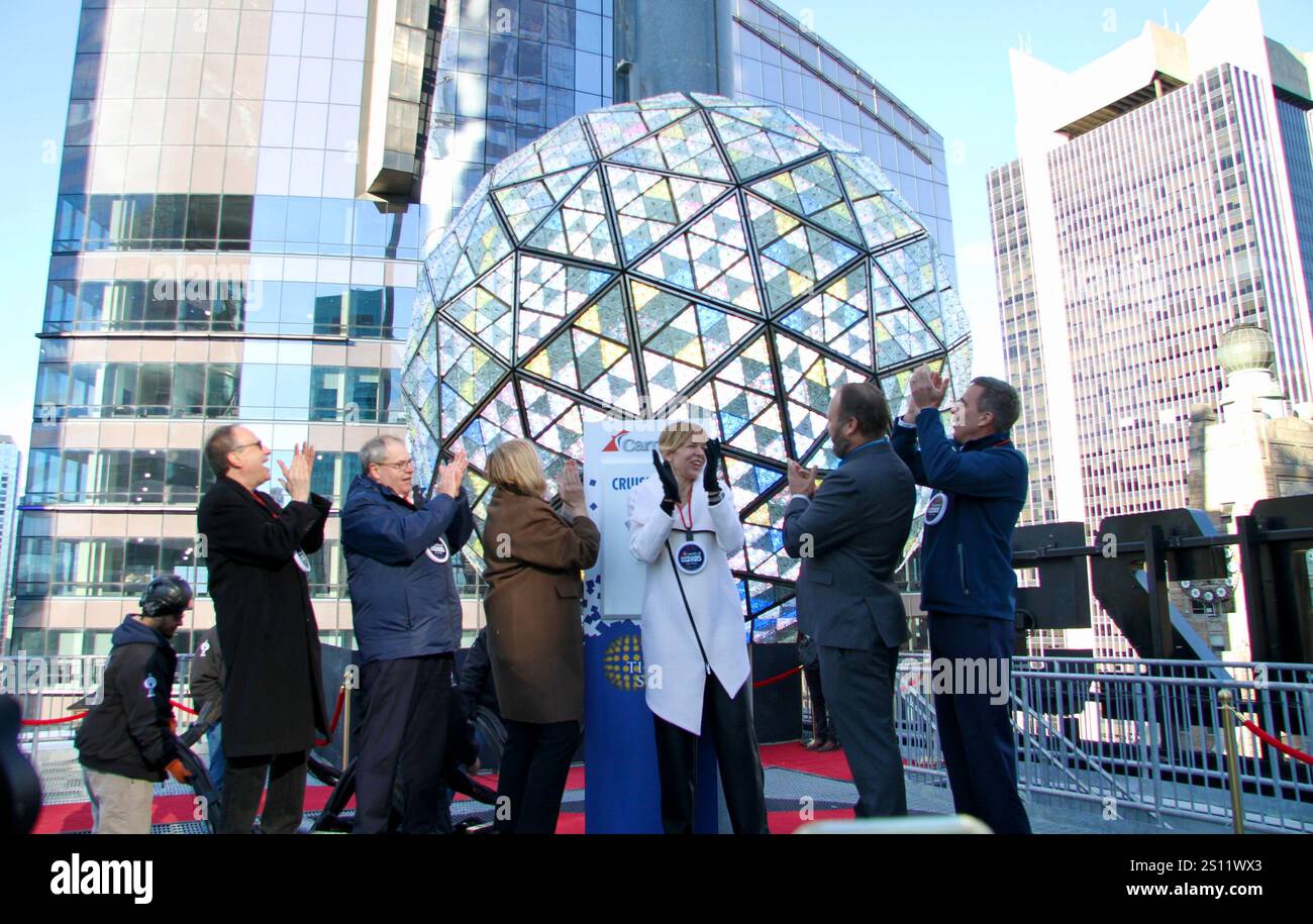 30 dicembre 2024, Cidade De Nova Iorque, Nova Iorque: (Nuovo) veduta della sfera dal tetto di One Times Square. 30 dicembre 2024, New york, usa: La vista della palla cade per Capodanno direttamente dal tetto di un edificio di Times Square a New york. Gli organizzatori fanno una prova del lancio della palla prima dell'anno nuovo. Esattamente alle 23:59 est, la palla farà la sua discesa di 60 secondi lungo l'asta per segnalare l'inizio del nuovo anno. La line-up dello show vedrà esibizioni dal vivo di Mark Amor, mickey guyton, rita ora, carrie underwood, fratelli jonas, megan moroney, sophie ellis-bexto Foto Stock