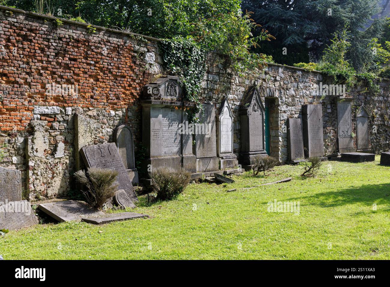 Cimitero antico, Collegiale Saint-Ursmer Church, Binche, Belgio Foto Stock