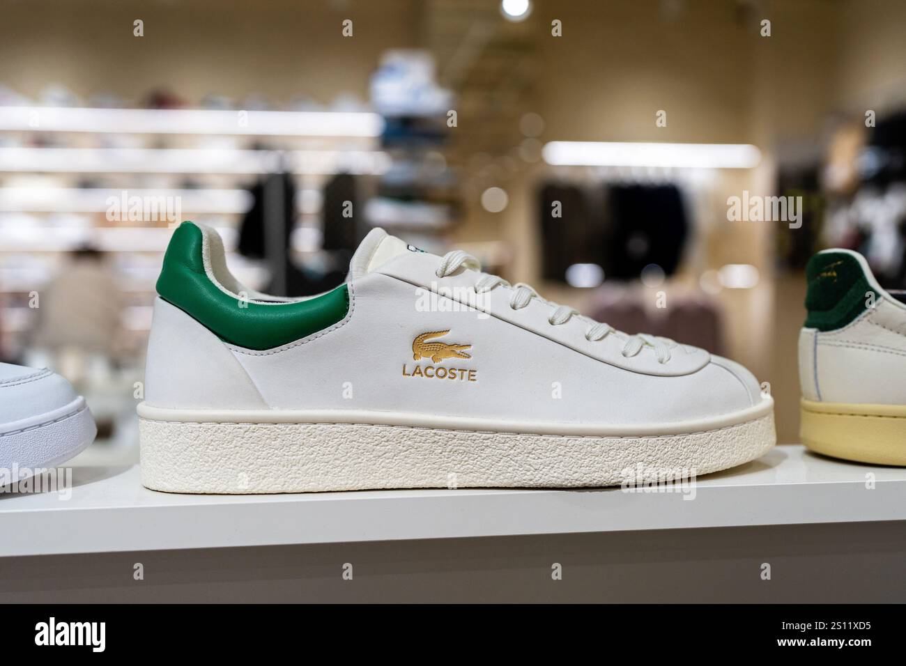 Scarpe di marca Lacoste all'interno di un negozio di scarpe sportive. Scarpe sportive alla moda. Minsk, Bielorussia - 1 giugno 2024 Foto Stock