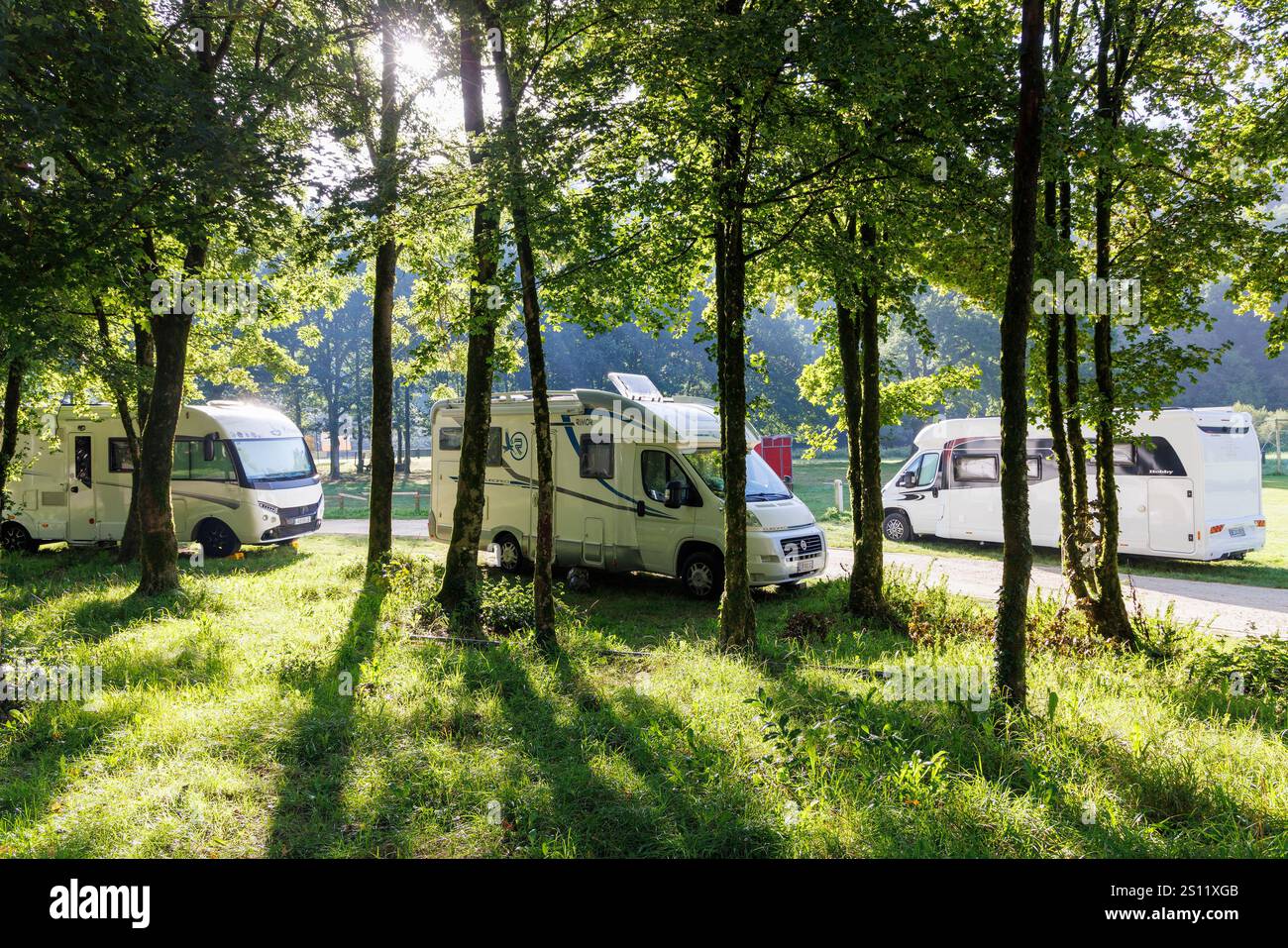 I camper hanno parcheggiato per la notte in un'area di riposo, Bouillon, Belgio Foto Stock