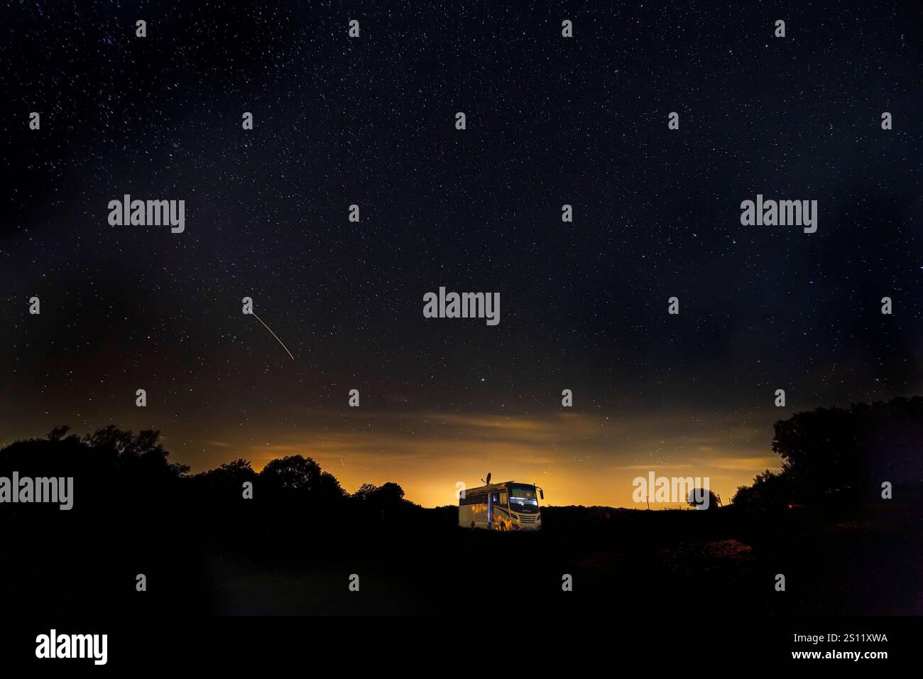 Camper parcheggiata di notte con stelle nel cielo, Williers, Francia Foto Stock