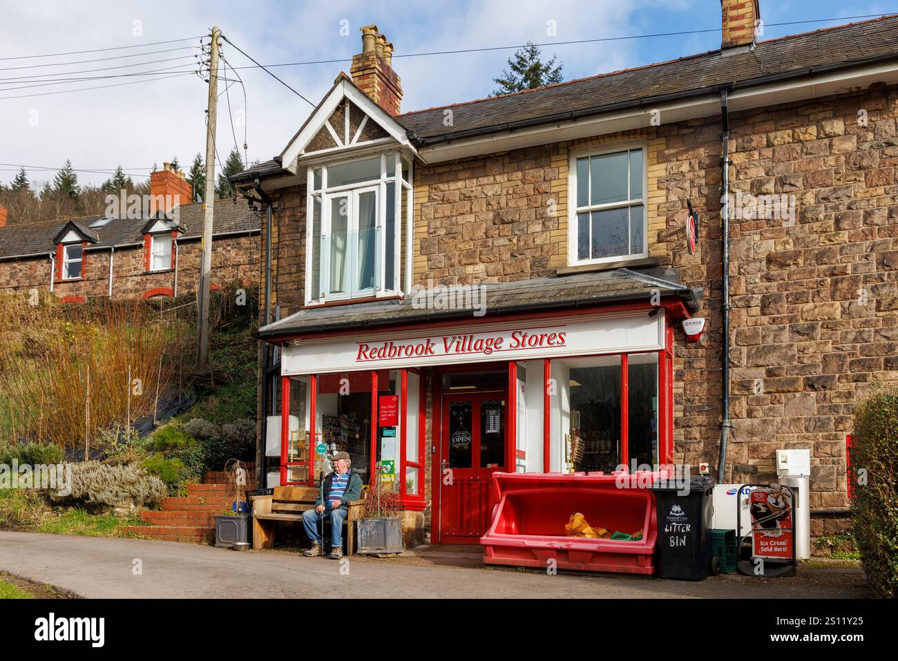 Redbrook Village Stopres e ufficio postale locale con persona seduta fuori, Redbrook, Inghilterra, Regno Unito Foto Stock