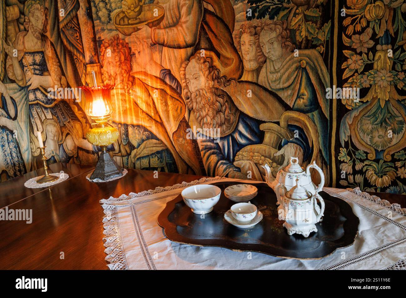 Set da tè con lampada e arazzo, casa di campagna, Inghilterra, Regno Unito Foto Stock