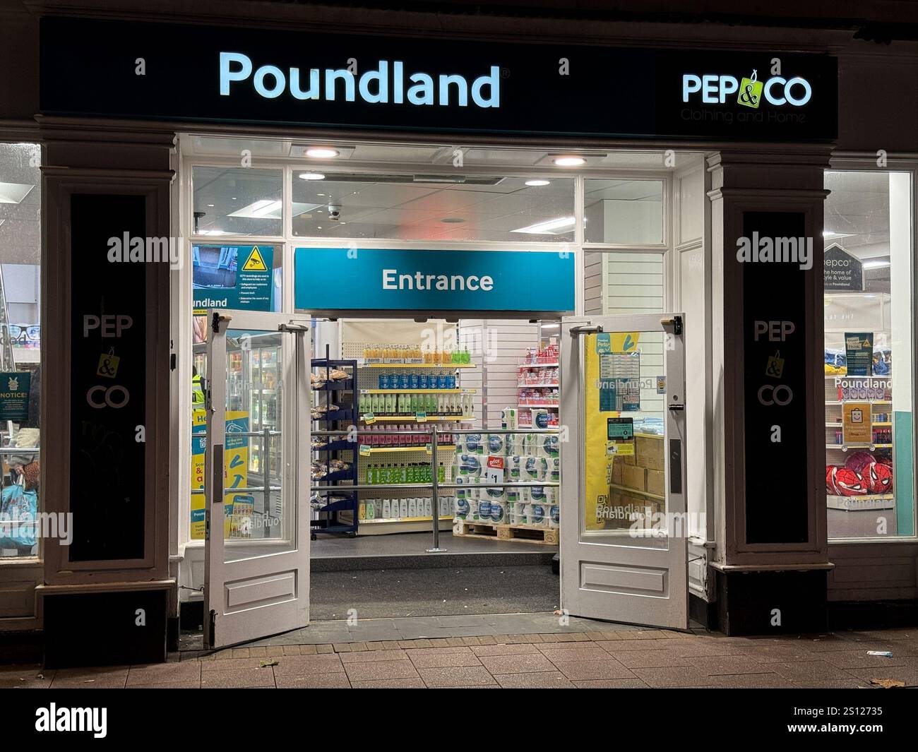 Cardiff, Galles - 8 novembre 2024: Vista frontale esterna di una filiale della catena di discount Poundland nel centro di Cardiff - Immagine stock catturata con smartphone