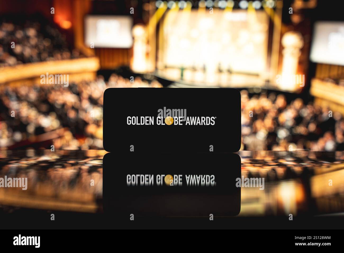 Logo Golden Globe Awards visualizzato sullo schermo. 30 dicembre 2024 Foto Stock