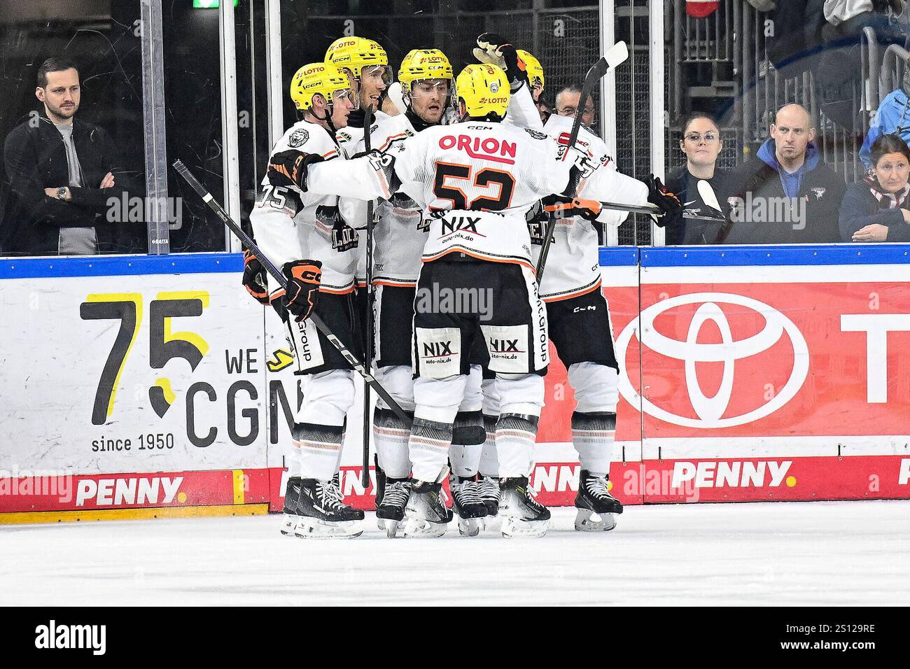 Eishockey DEL 24/25 - 31. Spieltag: Kölner Haie vs Löwen Frankfurt in der Lanxess arena am 30.12.2024 Frankfurter Torjubel nach dem 0:1 foto: Osnapix Foto Stock