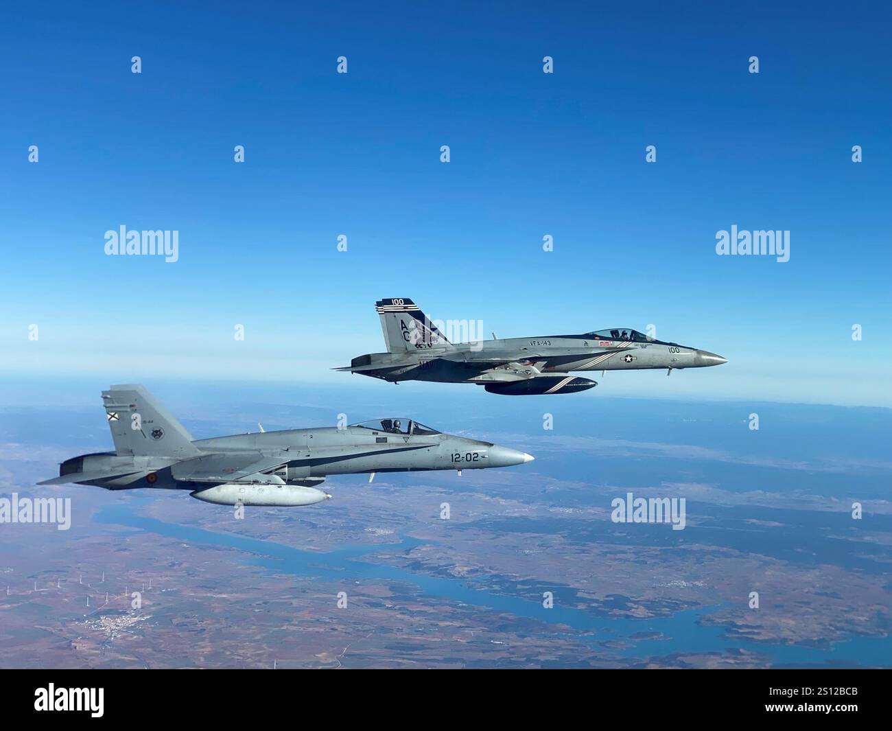 Fa-18E Super Hornet di VFA-143 e lo spagnolo EF-18A Hornet di Ala de Caza 12 sorvolano la Spagna il 17 febbraio 2023 (230217 Foto Stock