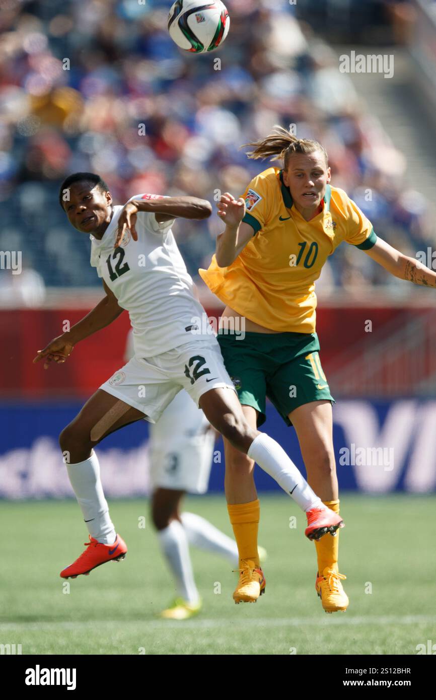 WINNIPEG, CANADA - 12 GIUGNO: Halimatu Ibrahim Ayindea della Nigeria (#12) e Emily Van Egmond dell'Australia (#10) via per un colpo di testa durante una partita del gruppo D della Coppa del mondo femminile FIFA il 12 giugno 2015 al Winnipeg Stadium di Winnipeg, Canada. Solo per uso editoriale. Uso commerciale vietato. (Fotografia di Jonathan Paul Larsen / Diadem Images) Foto Stock