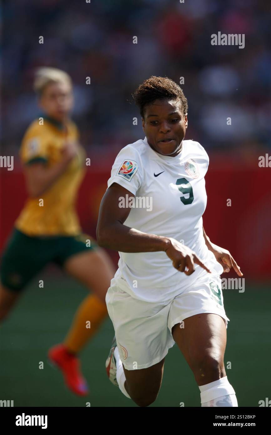 WINNIPEG, CANADA - 12 GIUGNO: Desire Oparanozie della Nigeria in azione durante una partita del gruppo D della Coppa del mondo femminile contro l'Australia il 12 giugno 2015 al Winnipeg Stadium di Winnipeg, Canada. Solo per uso editoriale. Uso commerciale vietato. (Fotografia di Jonathan Paul Larsen / Diadem Images) Foto Stock