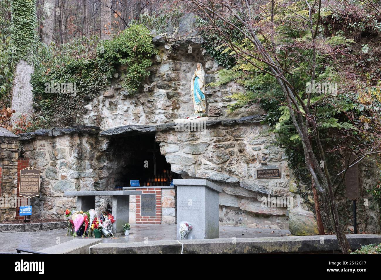 National Shrine Grotto of Our Lady of Lourdes presso la Mount St. Mary's University di Emmitsburg, Maryland Foto Stock