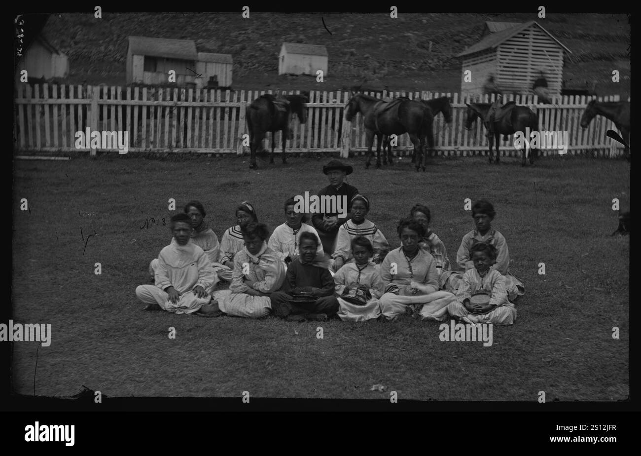 Padre Damien con il Kalawao Girls Choir, a Kalaupapa, Molokai, circa 1878, Hawaii State Archives Foto Stock
