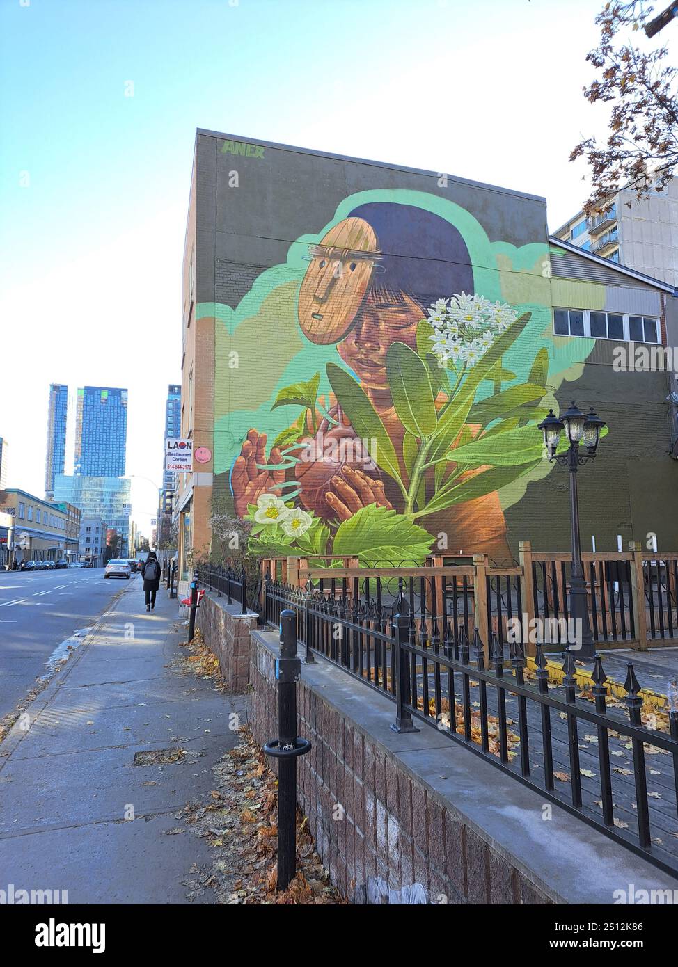 Ristorante Laon per bambini che indossa una maschera in legno murale su St Denis nel centro di Montreal, Quebec, Canada Foto Stock