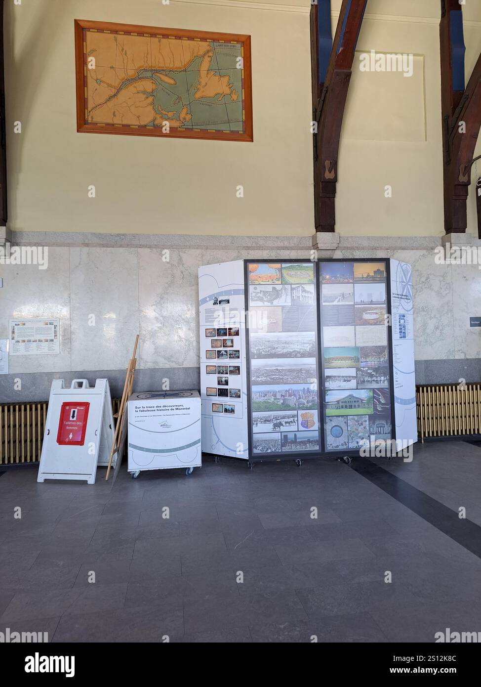 Cartello informativo sulla storia dello Chalet du Mont-Royal a Montreal, Quebec, Canada Foto Stock
