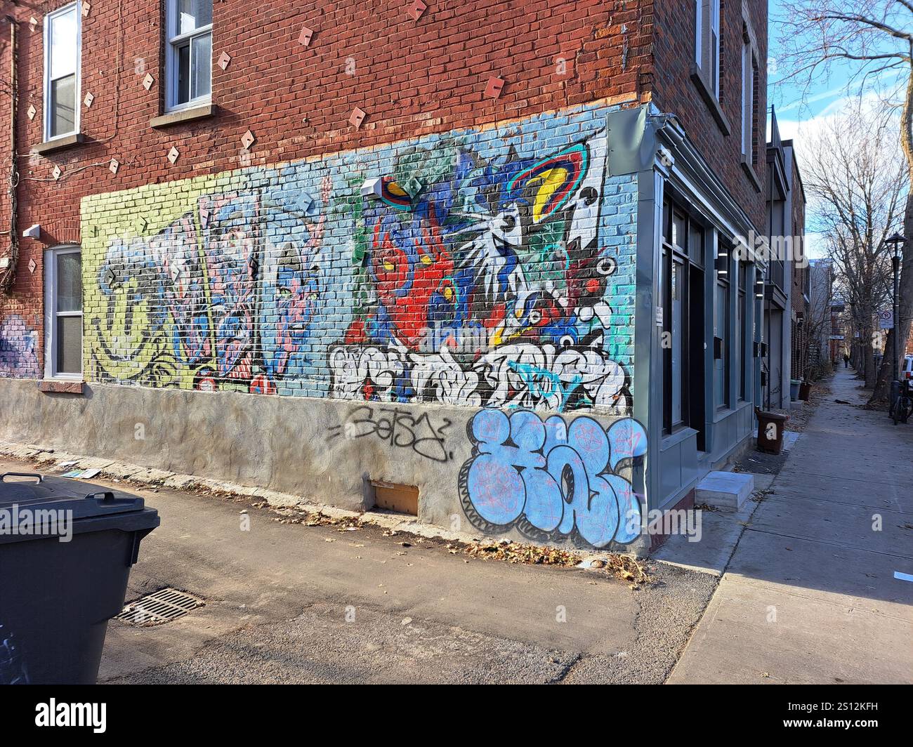 Murale Happy Face nel quartiere Hochelaga a Montreal, Quebec, Canada Foto Stock