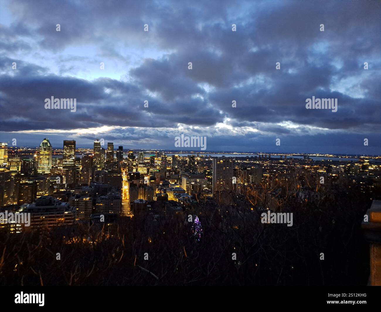 Vista del centro di Montreal all'alba dallo Chalet du Mont-Royal a Montreal, Quebec, Canada Foto Stock