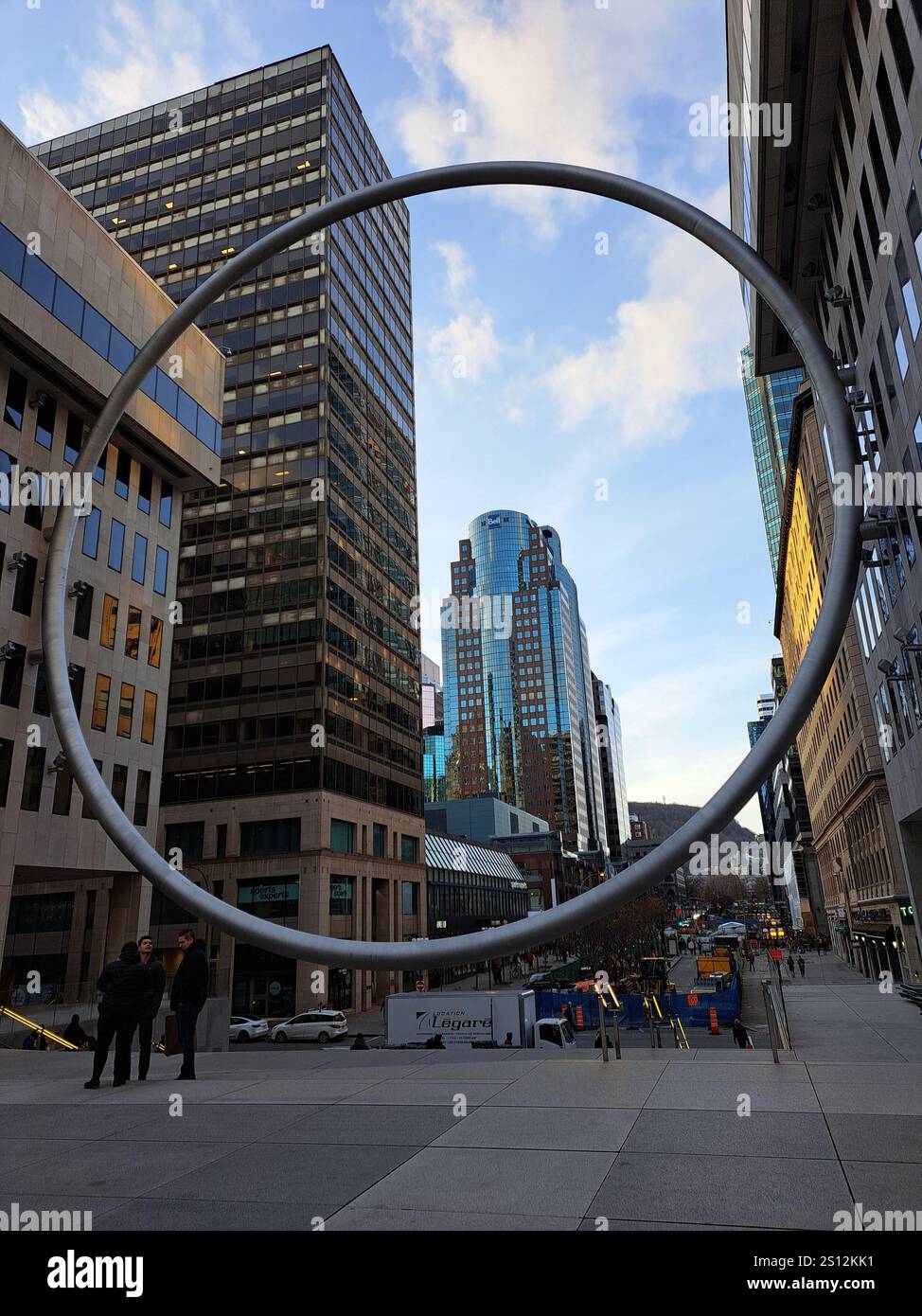 Gigantesco anello all'Esplanade Place Ville Marie nel centro di Montreal, Quebec, Canada Foto Stock