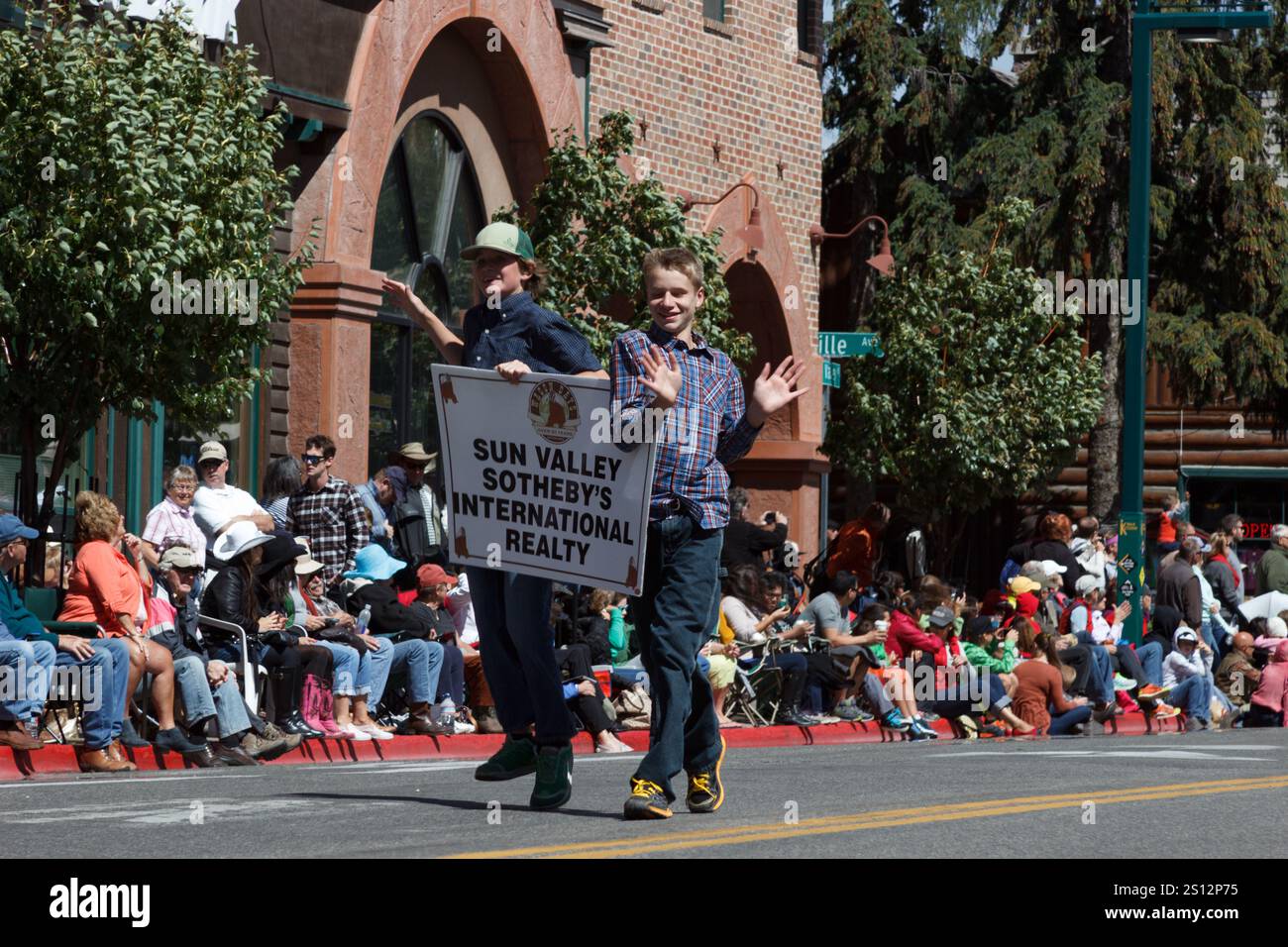 Sfilata della comunità con persone, banner promozionale aziendale e atmosfera allegra, Wagon Days, Sun Valley, Idaho Foto Stock