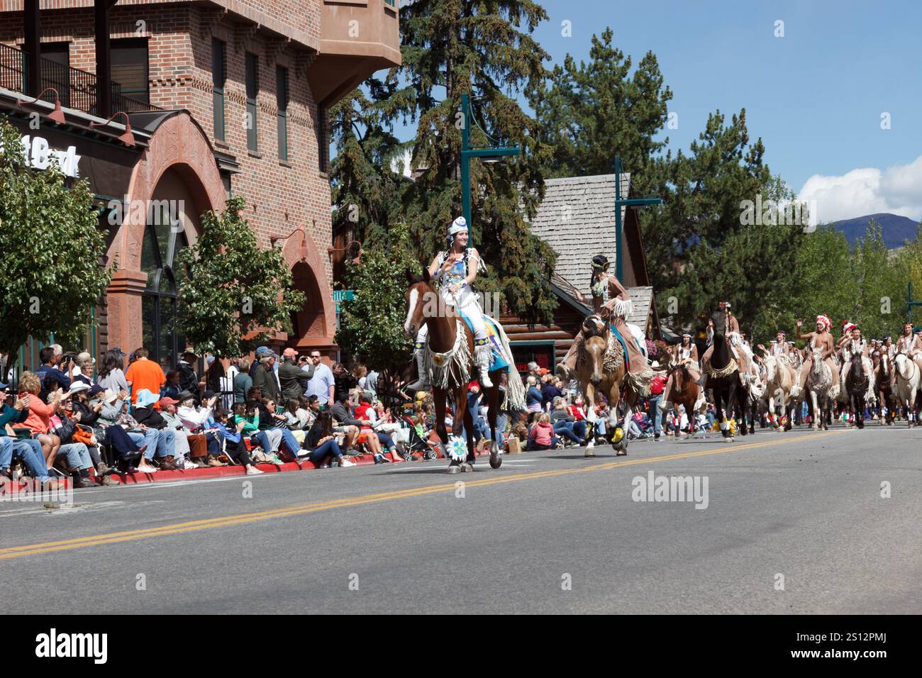 Rodeo Parade Scene con Woman Riding Decreated Horse in Town, Wagon Days, Sun Valley, Idaho Foto Stock