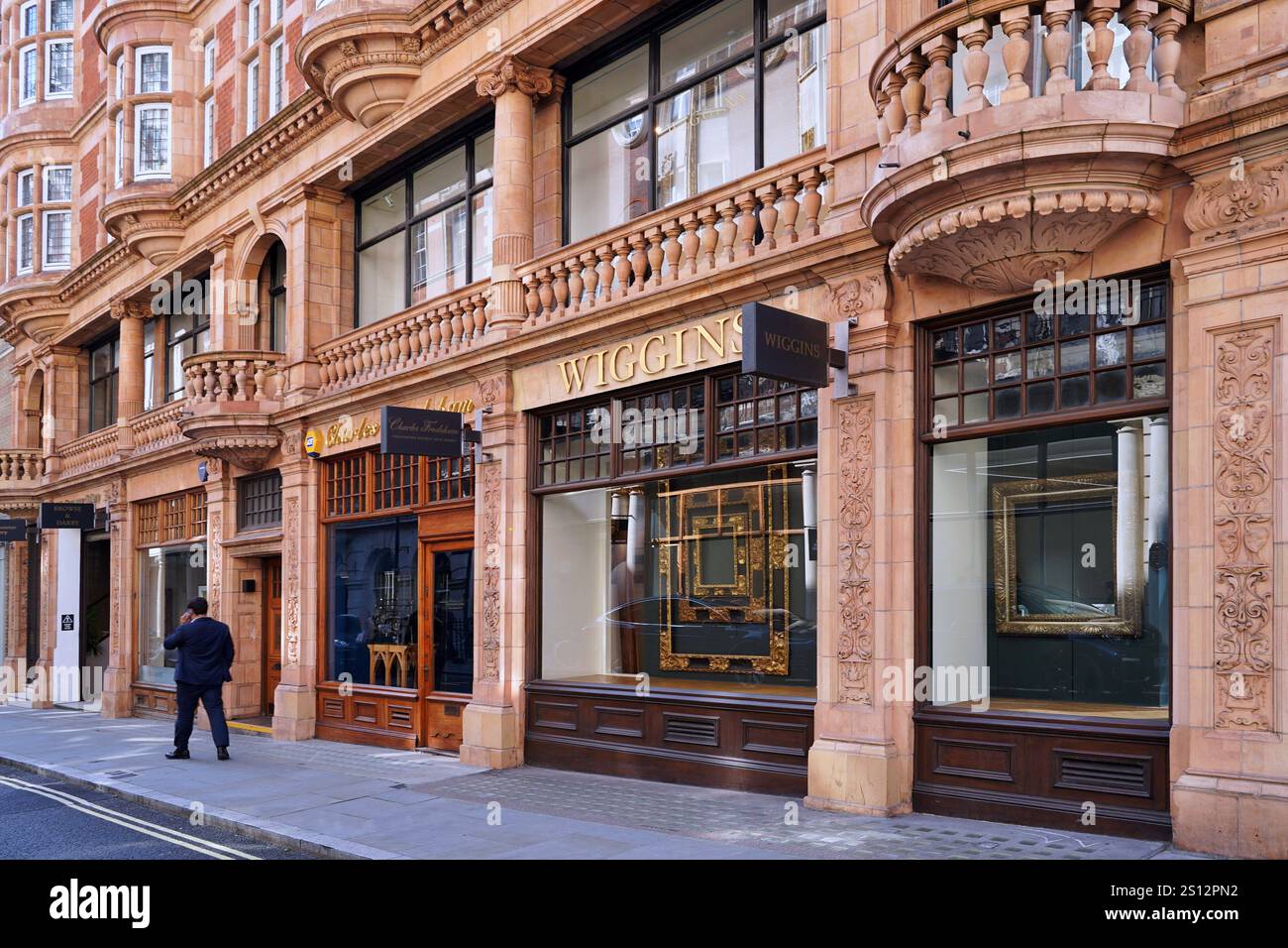 Londra, Regno Unito - eleganti negozi in un edificio decorato in terracotta nella zona di St. James Palace a Londra Foto Stock