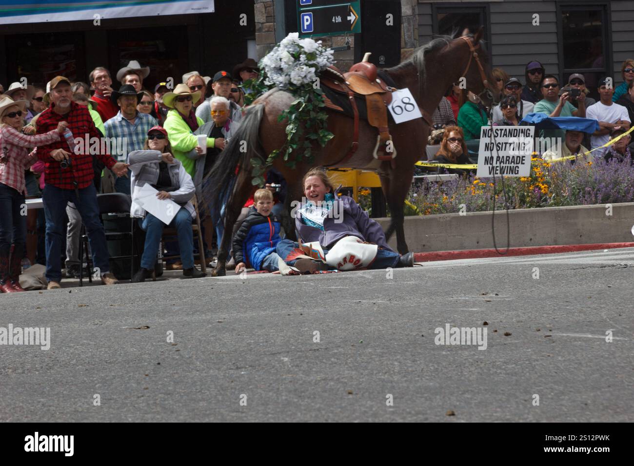 Sfilata affollata con cavalli e spettatori che espongono lo spirito della comunità, i Wagon Days, Sun Valley, Idaho Foto Stock