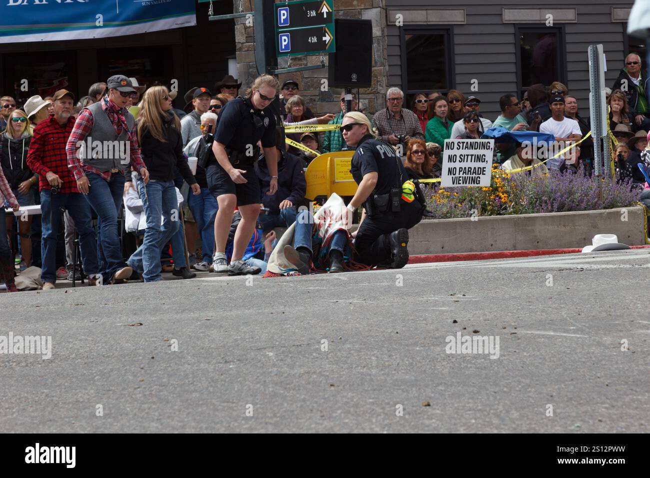Sfilata affollata con cavalli e spettatori che espongono lo spirito della comunità, i Wagon Days, Sun Valley, Idaho Foto Stock