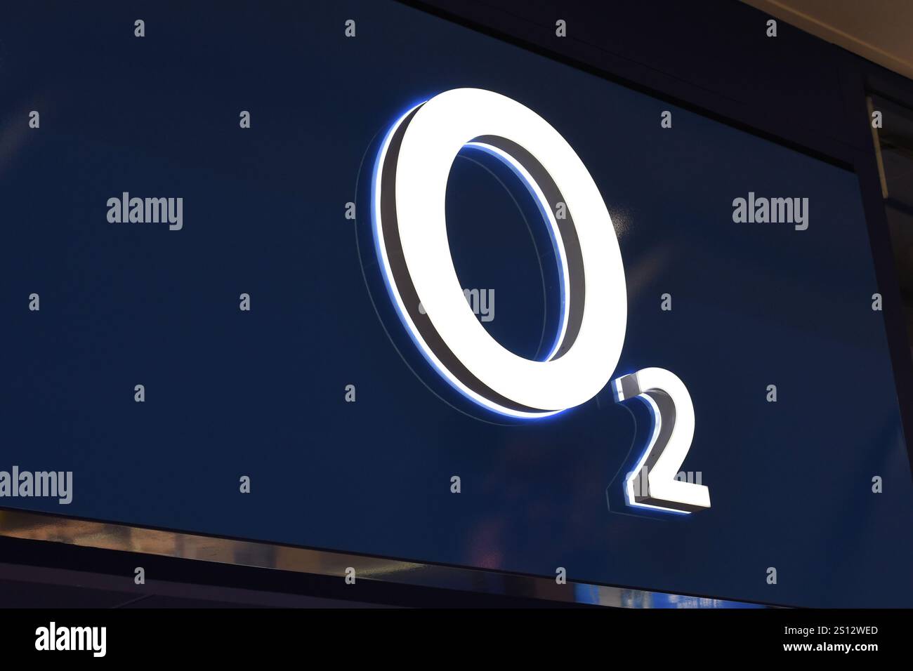 Londra, Regno Unito - 19 dicembre 2024: Illustrativa fotografia editoriale del logo O2, importante fornitore britannico di telecomunicazioni che offre Mobile, banda larga, AN Foto Stock