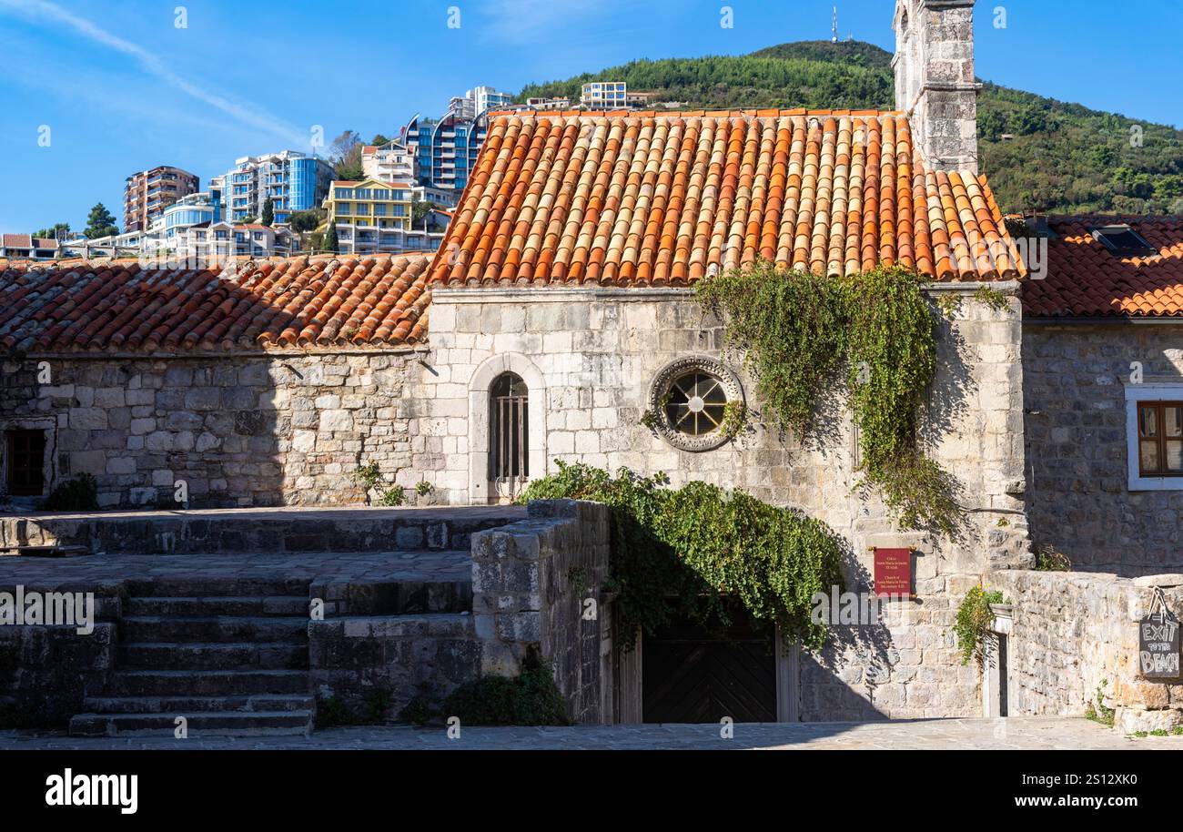 Monastero nella città medievale di Budva, Montenegro Foto Stock