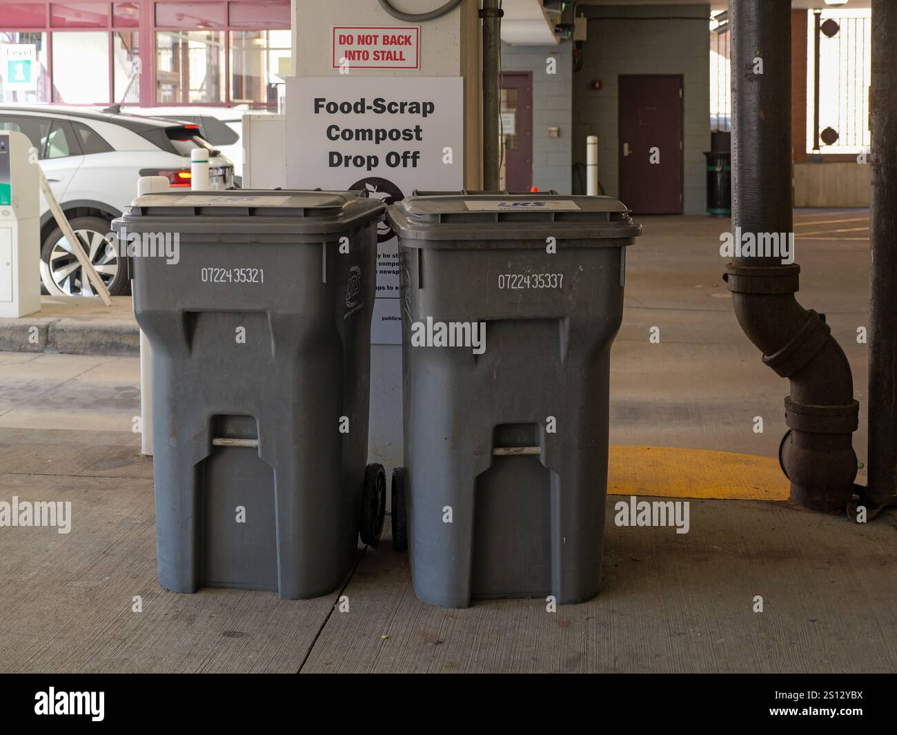 Cassonetti pubblici per rifiuti di compost di rottami alimentari. Oak Park, Illinois. Foto Stock