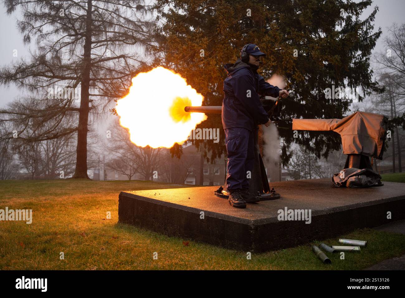 Il sottufficiale della Guardia Costiera Alexander Rivera spara un cannone alla Coast Guard Academy, il 30 dicembre 2024. La U.S. Coast Guard Academy ha onorato la memoria del presidente Jimmy Carter con un saluto cerimoniale ai cannoni condotto ogni trenta minuti, dalla mattina alla sera. (Foto della Guardia Costiera degli Stati Uniti di Matt Thieme, sottufficiale di terza classe) Foto Stock