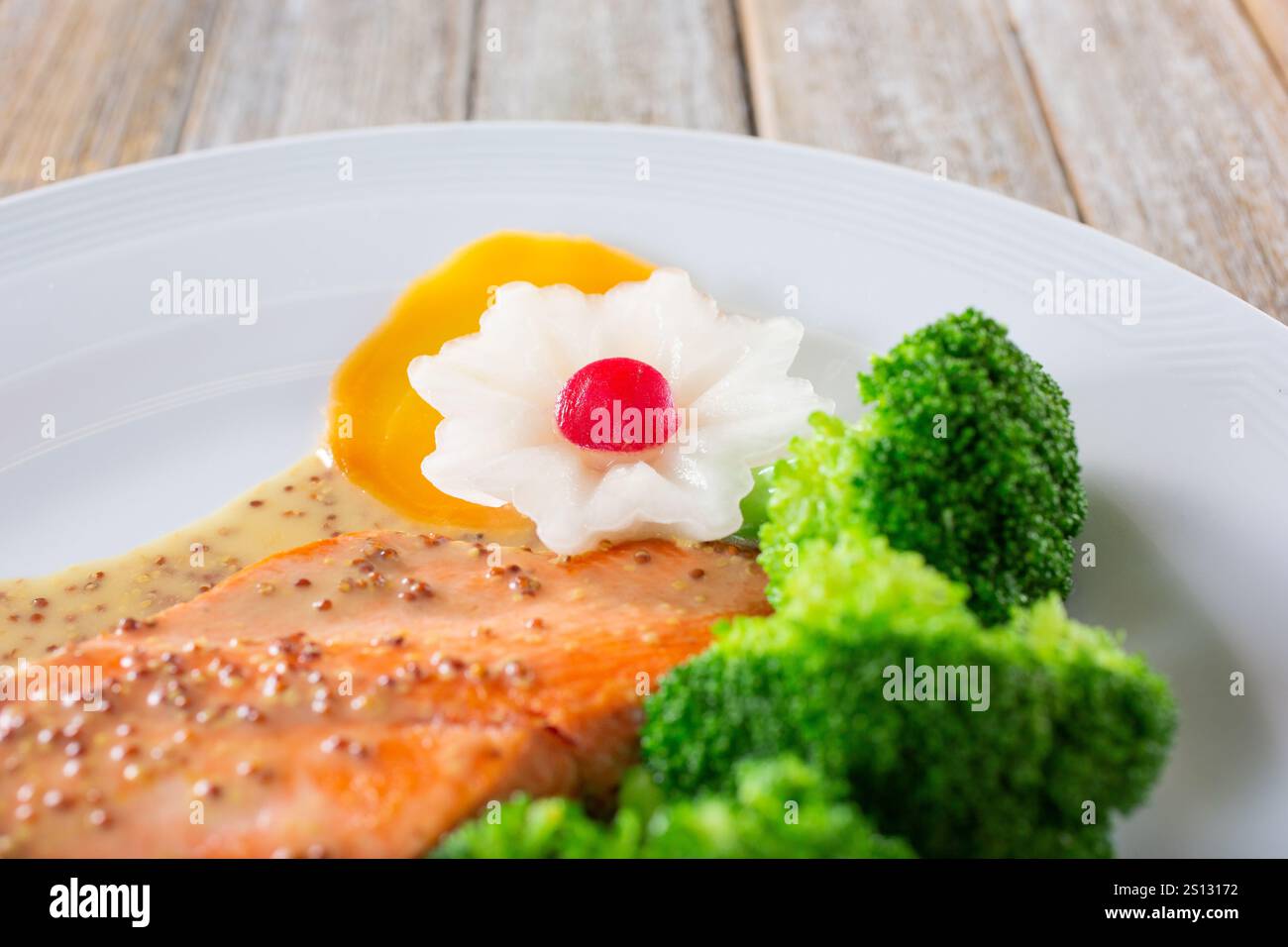 Vista di un elegante contorno di fiori di ravanello, parte di un piatto di filetti di salmone. Foto Stock