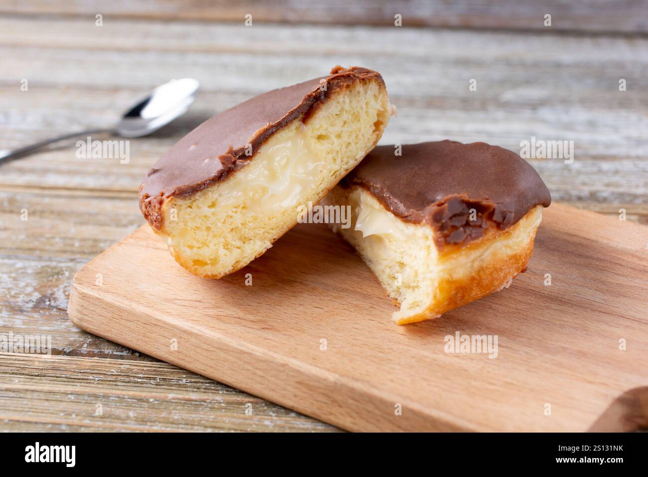 Una vista di una ciambella ripiena di panna. Foto Stock