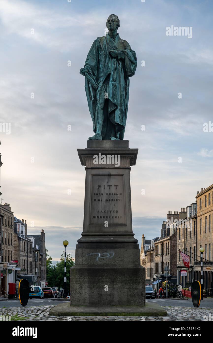 Edimburgo, Scozia - 16 luglio 2024: George Street con l'architettura Victoria e William Pitt la statua più giovane. Foto Stock