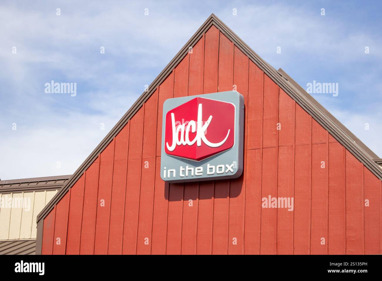 Temecula, California, Stati Uniti - 04-08-2019: Vista di un cartello del negozio per la catena di hamburger conosciuta come Jack in the Box. Foto Stock