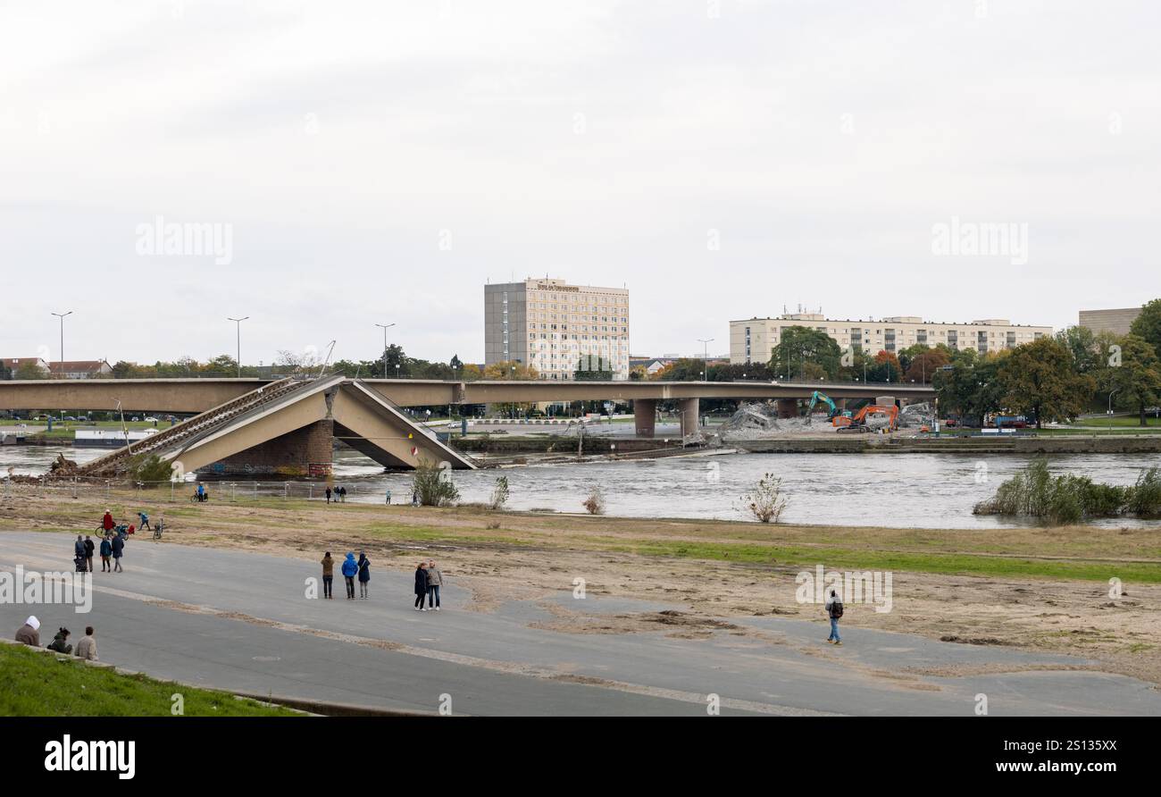 Il ponte Dresda Carola (Carolabrücke) crollò. Struttura dell'edificio rotta e sito di demolizione per rimuovere le parti in calcestruzzo dell'incidente. Foto Stock