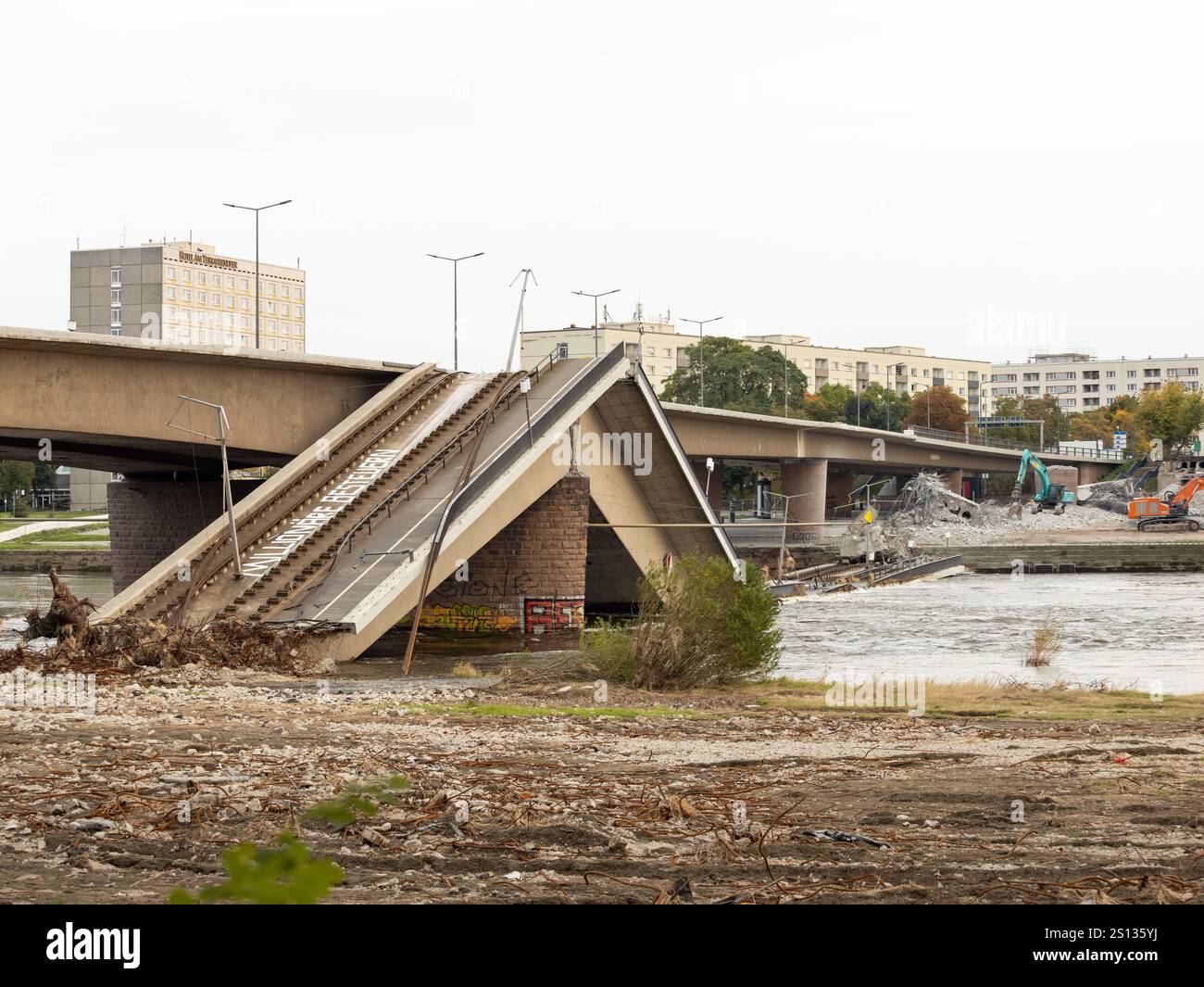 Il ponte di Dresda Carola (Carolabrücke) fallì a causa dell'instabilità. La struttura in calcestruzzo precompresso è crollata. Sono stati eseguiti lavori di demolizione. Foto Stock