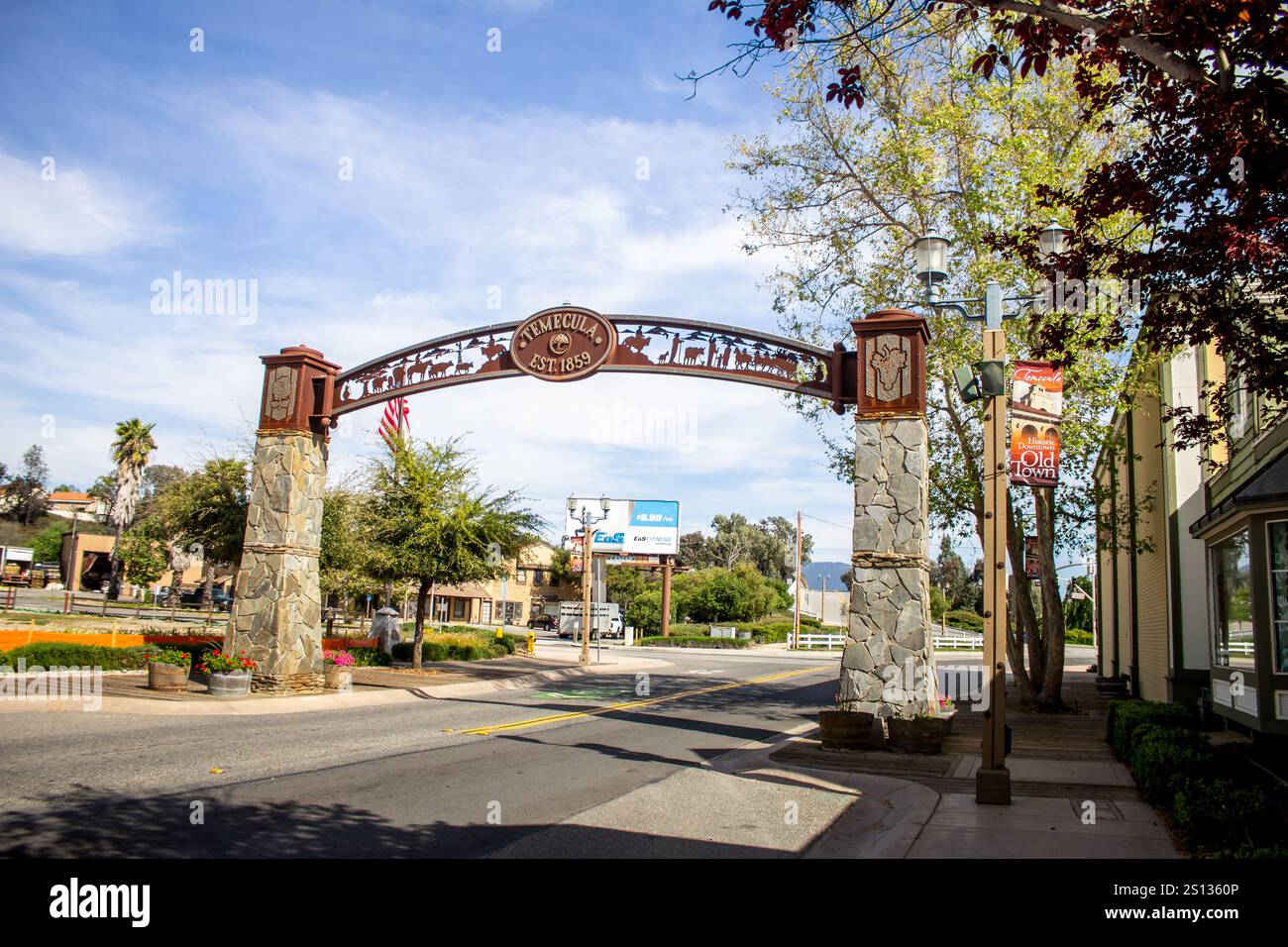 Temecula, California, Stati Uniti - 04-08-2019: Una veduta del cartello d'ingresso che sovrasta il centro di Temecula. Foto Stock