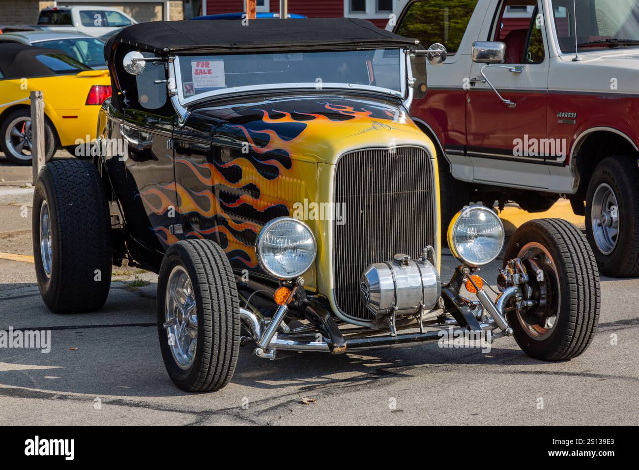 Una Ford hot Rod convertibile personalizzata del 1932 con fiamme verniciate esposta ad una mostra di automobili ad Auburn, Indiana, USA. Foto Stock