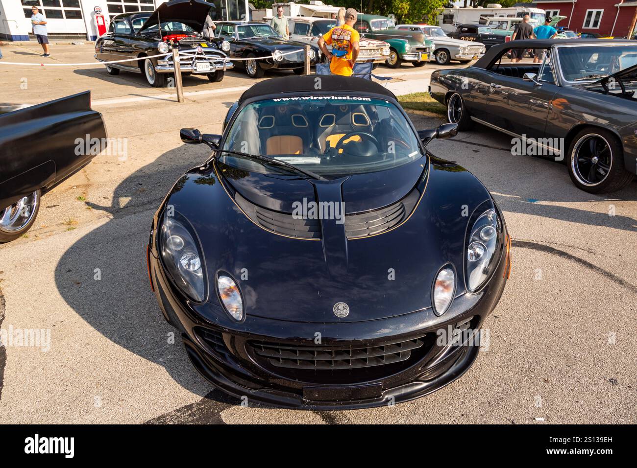 Un'auto sportiva convertibile Lotus Elise S2 72D nera e dorata del 2007 in mostra ad Auburn, Indiana, USA. Foto Stock