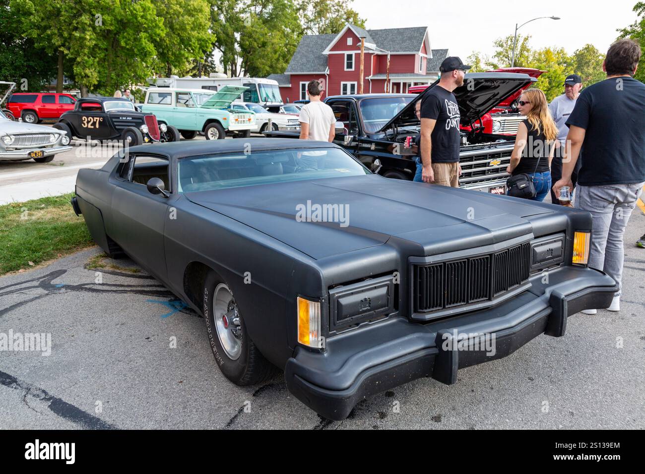 Un Mercury Grand Marquis nero opaco modificato degli anni '1970 in mostra ad una mostra di auto ad Auburn, Indiana, USA. Foto Stock