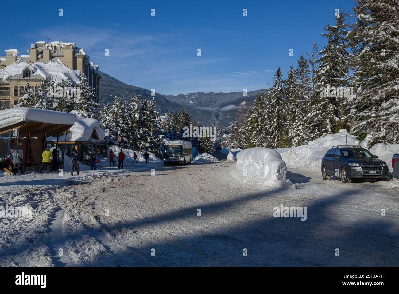Turismo invernale in montagna - una passeggiata in villaggio alpino con case, Lodge, caffè e stazioni sciistiche. neve bianca pura e luce solare. Whistler, Foto Stock