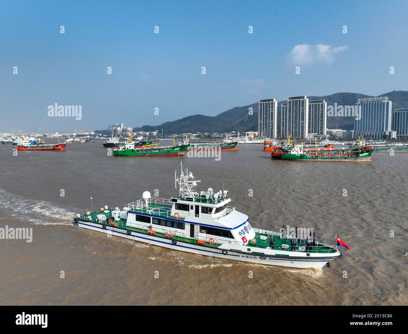 ZHOUSHAN, CINA - 31 DICEMBRE 2024 - la squadra di difesa costiera cinese contro il contrabbando e la stazione di controllo delle frontiere navigano insieme nelle acque sotto il loro peso Foto Stock