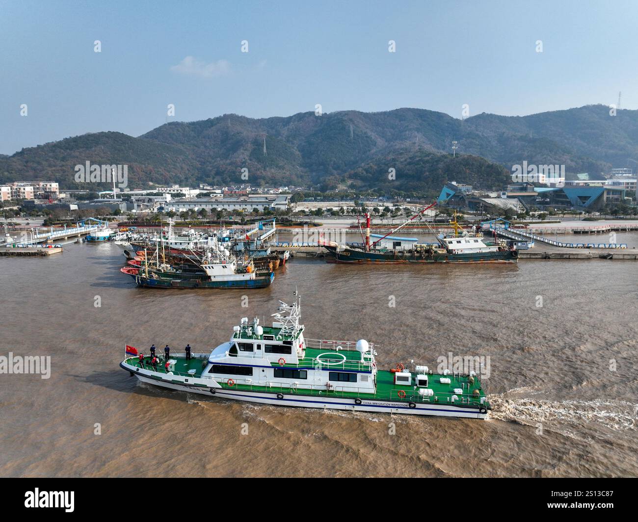 ZHOUSHAN, CINA - 31 DICEMBRE 2024 - la squadra di difesa costiera cinese contro il contrabbando e la stazione di controllo delle frontiere navigano insieme nelle acque sotto il loro peso Foto Stock