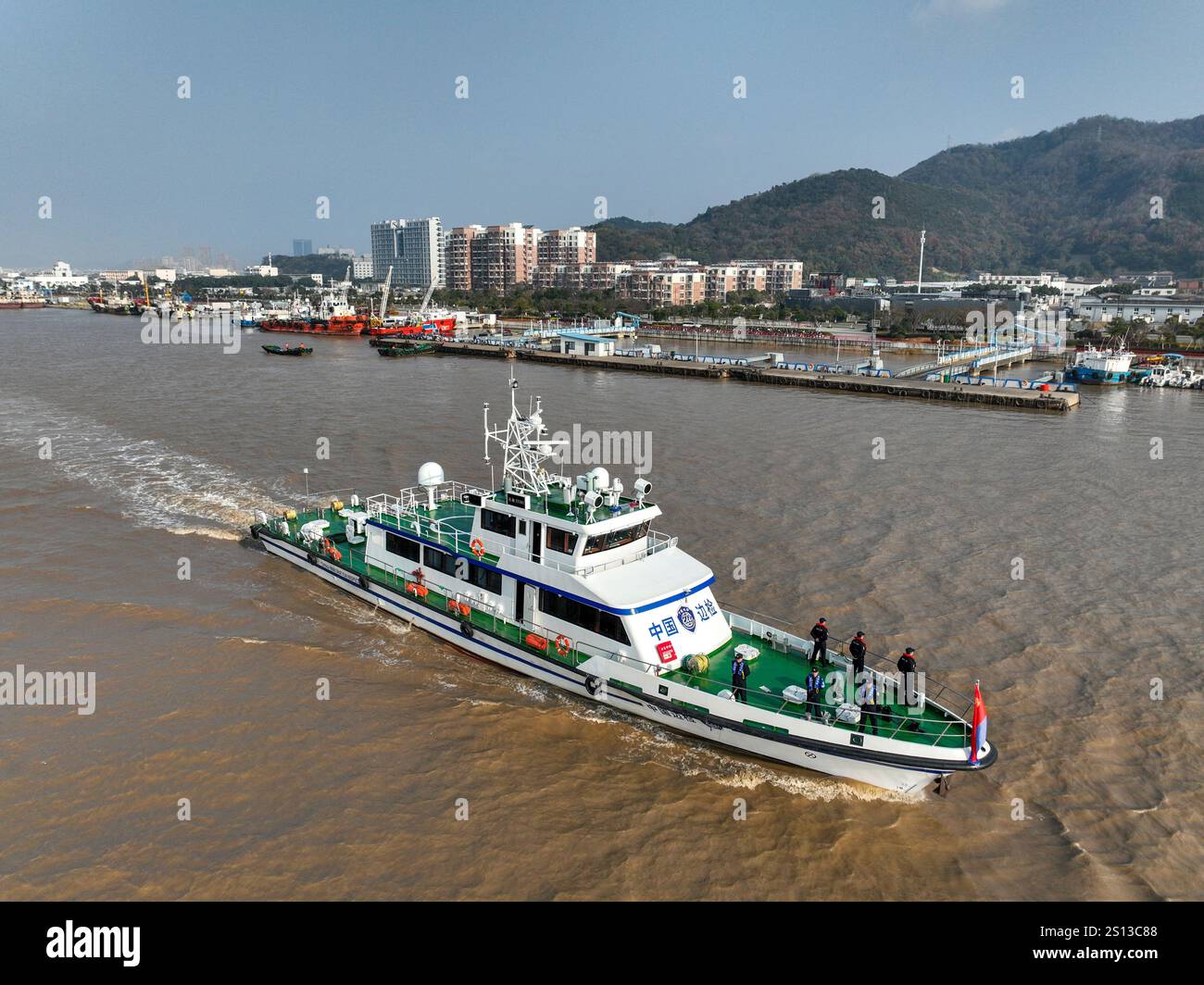ZHOUSHAN, CINA - 31 DICEMBRE 2024 - la squadra di difesa costiera cinese contro il contrabbando e la stazione di controllo delle frontiere navigano insieme nelle acque sotto il loro peso Foto Stock