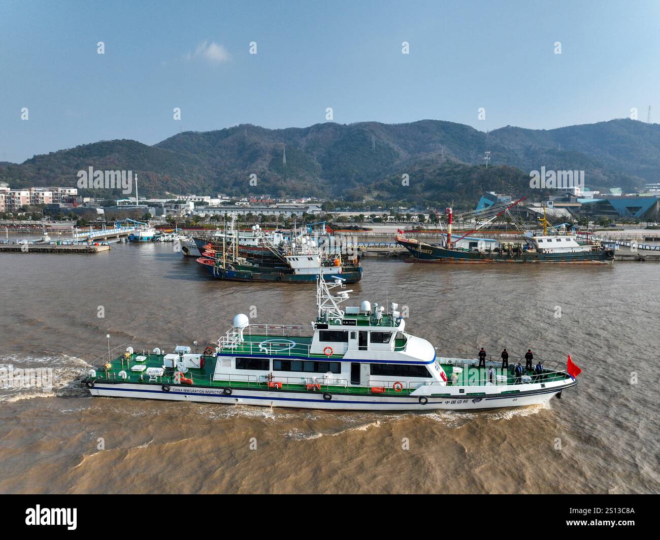 ZHOUSHAN, CINA - 31 DICEMBRE 2024 - la squadra di difesa costiera cinese contro il contrabbando e la stazione di controllo delle frontiere navigano insieme nelle acque sotto il loro peso Foto Stock