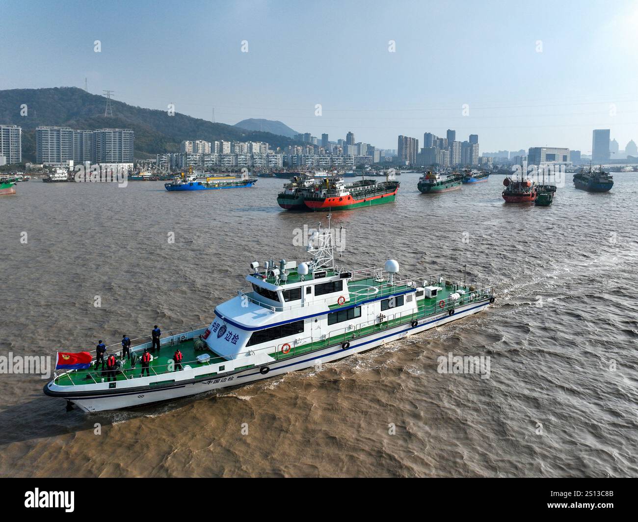 ZHOUSHAN, CINA - 31 DICEMBRE 2024 - la squadra di difesa costiera cinese contro il contrabbando e la stazione di controllo delle frontiere navigano insieme nelle acque sotto il loro peso Foto Stock