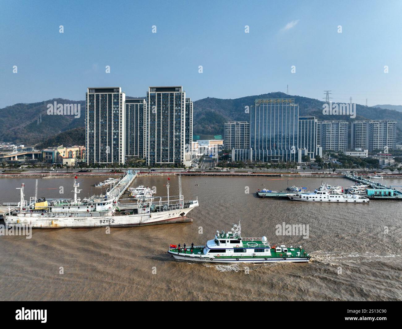ZHOUSHAN, CINA - 31 DICEMBRE 2024 - la squadra di difesa costiera cinese contro il contrabbando e la stazione di controllo delle frontiere navigano insieme nelle acque sotto il loro peso Foto Stock